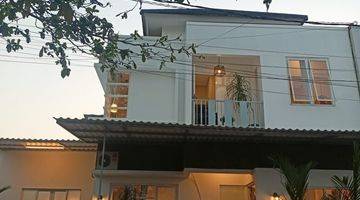 Gambar 4 Rumah 2 Lantai Tropis Kolonial di  Taman Griya
