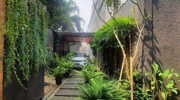 garasi/carport rumah cantik 2 lantai dekat