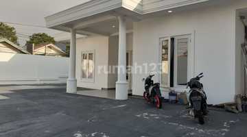 tampak depan rumah bagus halaman luas di