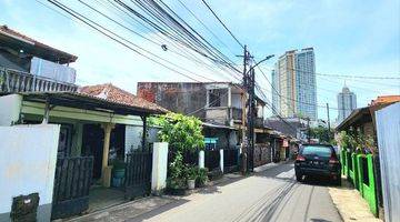 Gambar 1 Rumah tua hitung tanah selangkah ke gandaria city