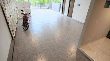 garasi/carport furnished tropical design 3 lantai