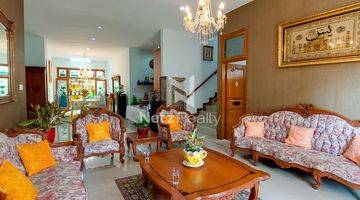 ruang tamu dijual rumah sangat terawat di