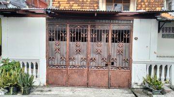 tampak depan rumah strategis di jalan cempaka