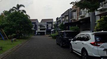 Gambar 3 Rumah Di Raffles Hills Cibubur Depan Taman Row Jalan Superlebar