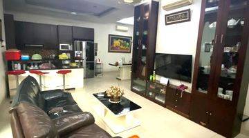 Gambar 4 Rumah Besar Modern di Pinggir Jalan Besar Tebet