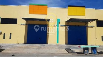 tampak depan gudang cantik berlokasi sangat strategis