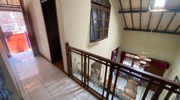 ruang tamu rumah tinggal plus ada kosstannya