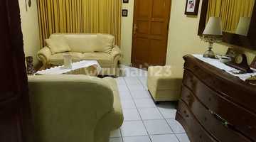 ruang tamu rumah 2 kamar tidur di