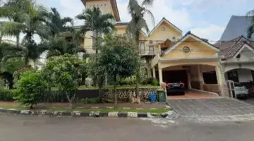 tampak depan pesona khayangan, depok. rumah hook.