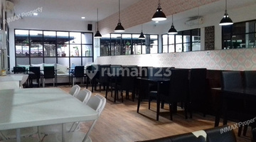 Gambar 4 Tempat usaha cafe murah pinggir jalan raya parkiran luas