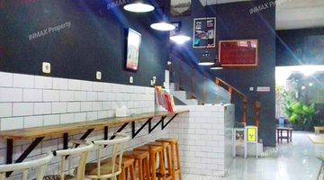 Gambar 5 Tempat usaha cafe murah pinggir jalan raya parkiran luas
