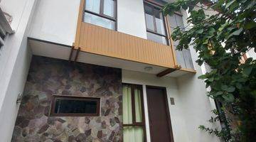 tampak depan rumah 2 lantai hadap timur