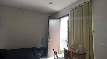 ruang tamu rumah 2 lantai hadap timur