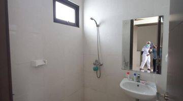 kamar mandi rumah 2 lantai hadap timur