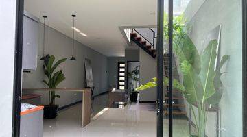 ruang keluarga rumah baru minimalis modern di