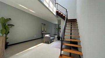 ruang keluarga rumah baru minimalis modern di