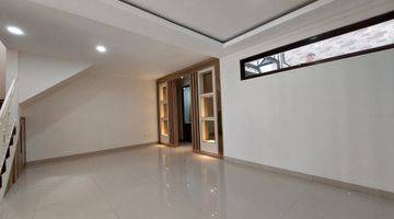 ruang keluarga rumah baru bagus  2 lantai