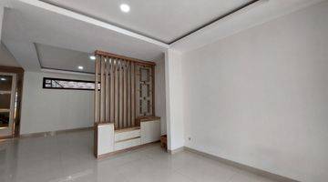 ruang tamu rumah baru bagus  2 lantai