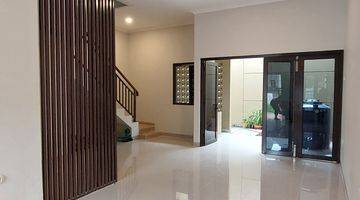 ruang keluarga rumah baru bagus 2 lantai