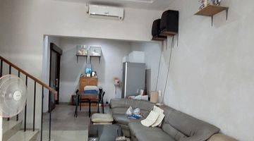ruang tamu rumah 2 lantai siap huni