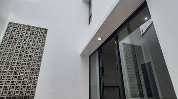 tampak depan rumah modern tropical dalam cluster