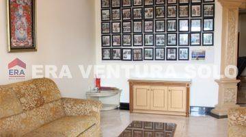 Gambar 2 Rumah Mewah Kawasan Elite Solobaru