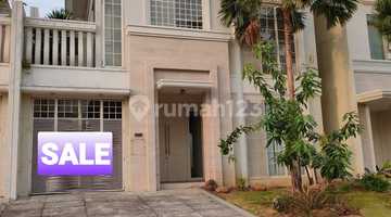 tampak depan rumah pakuwon indah golf megah