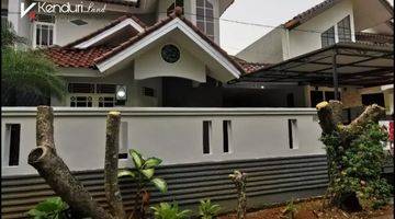 tampak depan rumah mewah dalam komplek area