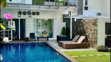 kolam renang rumah mewah 2 lantai dalam