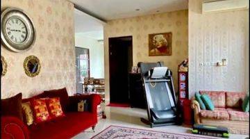 ruang tamu rumah mewah 2 lantai dalam