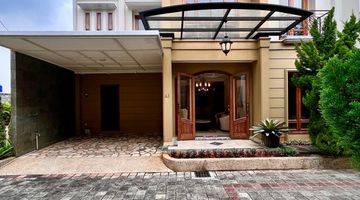 tampak depan rumah mewah dalam townhouse dekat