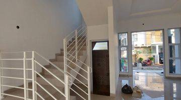 ruang keluarga rumah mewah minimalis modern dalam