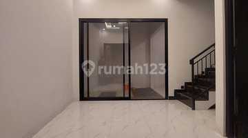 ruang keluarga rumah mewah classic dekat krl