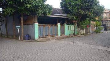 tampak depan dijual rumah siap huni di