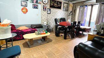 ruang keluarga rumah di jalan kebon jeruk,