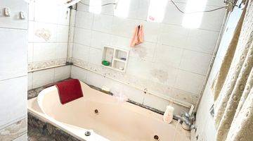 kamar mandi rumah di jalan kebon jeruk,