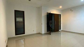 ruang keluarga rumah di green lake city