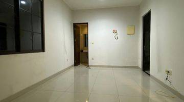 ruang keluarga rumah di green lake city