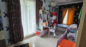 Gambar 3 Rumah 2 Lantai Seberang Kolam Renang Chalcedony Semi Furnished