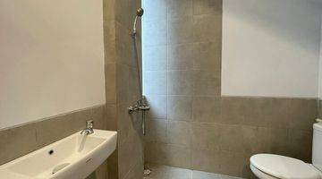 kamar mandi rumah minimalis dengan halaman belakang