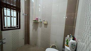 kamar mandi rumah dengan taman dan balkon