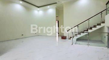 Gambar 4 Rumah Baru 2,5 lantai Modern Minimalis Araya Malang