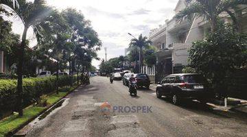 Gambar 4 Rumah Bagus Jalan Raya Depan Sport Club