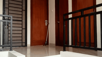 ruang keluarga rumah 2 lantai siap huni,