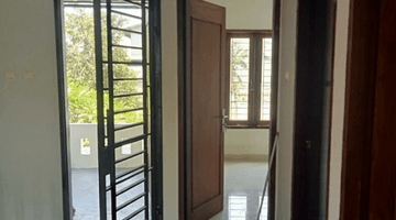 ruang makan rumah 2 lantai siap huni,