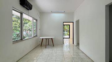 Gambar 2 Rumah 2 Lantai Baru Unfurnished SHM di Kebayoran Baru, Jakarta Selatan