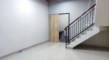ruang tamu rumah 2 lantai siap huni