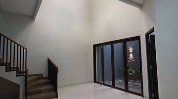ruang keluarga rumah baru 2 lantai siap