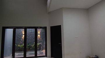 ruang keluarga rumah baru 2 lantai siap