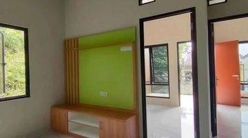 ruang keluarga rumah 2 lantai baru di